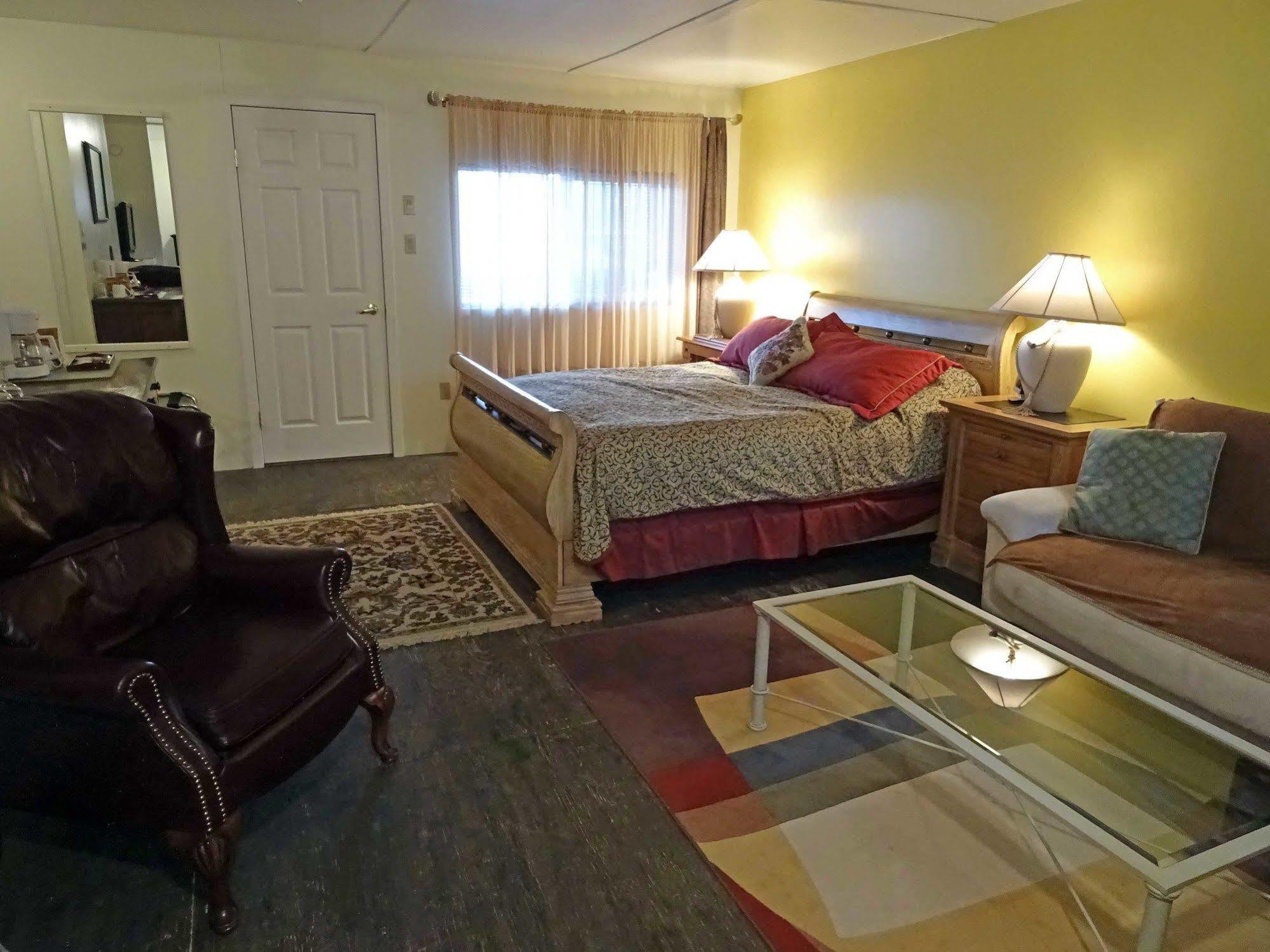Eagle'S Nest Resort Anahim Lake Esterno foto